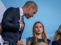 Cum a apărut Prințesa Charlotte la primul meci de fotbal feminin alături de tatăl ei, Prințul William. GALERIE FOTO