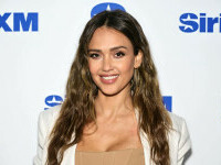 Jessica Alba, moment tandru alături de noul iubit. Cum au fost surprinși cei doi pe străzile din Los Angeles. FOTO