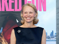 Pamela Anderson a strălucit la premiera „The Naked Gun” din New York. Ce ținută a purtat pe covorul roșu. GALERIE FOTO