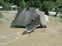 Casele oamenilor din Broșteni au fost luate de ape, după ce digul abia recepționat a cedat. „Nu au ajuns la ei nici acum”