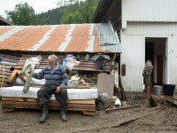 „Când vezi ce e acolo, ți se rupe sufletul”. Mobilizare generală pentru sinistrații din Broșteni. Oamenii ajută prin donații