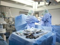 Neurochirurg arestat după ce ar fi lăsat-o pe fiica de 12 ani să perforeze craniul unui pacient