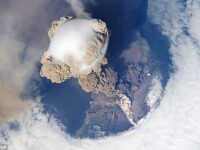 SUPER IMAGINI: eruptia vulcanului Sarychev, surprinsa din spatiu!!