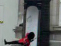 Ooooops! Am alunecat! In fata Palatului Buckingham!