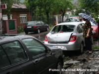Urmarile furtunii din Bistrita: copaci smulsi si masini avariate