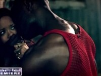 Rihanna socheza fanii. A impuscat un barbat in spate. VIDEO