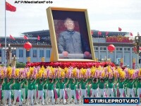 Intemeietorul Partidului Comunist Chinez, Deng Xiaoping (in tablou)