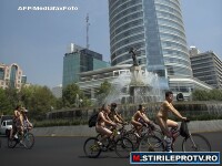 FOTO si VIDEO. Sute de biciclisti din Mexic au pedalat in pielea goala, in semn de protest