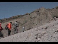 Barbat fara maini urca pe Kilimanjaro
