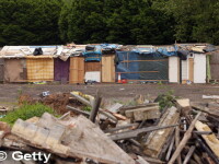 Imigrantii romani care au ocupat fortat un stadion din afara Londrei au fost evacuati