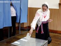 femeie in costum popular la vot