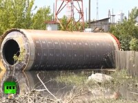 Un misterios tub de metal a fost adus de ape intr-un sat din Rusia. VIDEO