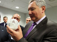 Dimitri Rogozin cu un glob in mana