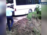 70 de copii plecati in excursie, cu autocarul, au trait clipe de groaza. Incidentul grav provocat de o alunecare de teren