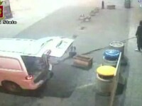 Imagini camera de supraveghere. Bancomat furat cu toporul si franghia - doi romani arestati in Italia