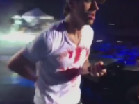 Enrique Iglesias, ranit in timpul unui concert in Mexic. Artistul a continuat sa cante plin de sange. VIDEO