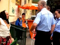 Scandal in Rahova, dupa ce politistii au amenintat cu o amenda uriasa o batrana care vindea flori la colt de strada. VIDEO