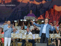 Violonistul Andre Rieu (dr.) participa la repetitii alaturi de naistul Gheorghe Zamfir (stg.), in Piata Constitutiei din Bucuresti, pentru seria de sapte concerte pe care le va sustine in perioada 5-14 iunie. FOTO AGERPRES
