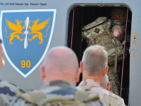 parasutisti NATO se imbarca intr-un avion militar romanesc