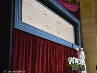 papa Francisc se inchina la giulgiul din Torino