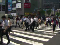 Japonia, oameni care trec strada
