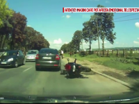 Momentul in care un motociclist s-a rasturnat pe sosea, dupa ce masina din fata lui a franat brusc: incidentul a fost filmat