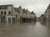 In mai multe zone din Franta va fi declarata stare de catastrofa naturala. Oamenii, salvati de pe acoperis cu elicopterul