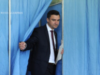 Mihai Chirica, candidatul PSD la functia de primar al municipiului Iasi, isi exercita dreptul la vot la o sectie din Iasi, in cadrul alegerilor locale 201