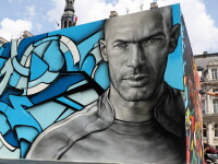 Portretul fotbalistului Zinedine Zidane, pictat pe un perete in fata primariei din Paris, inainte de startul UEFA EURO 2016