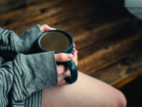 fata cu o cana de cafea in mana