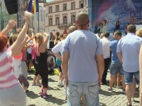 Dans caritabil. Sute de oameni s-au adunat in weekend in Piata Unirii din Cluj sa danseze zumba pentru copiii dependenti de dializa