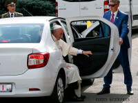 papa Francisc coborand din Logan