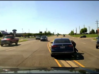 Un barbat a urcat intr-o masina scapata de sub control si a reusit sa evite o tragedie. Imaginile surprinse de politie