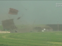 Imagini surprinse in Nebraska in timpul unei tornade extrem de violente, care a dezmembrat un sopron in timp record