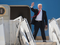 Donald Trump pe scara avionului