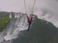 Record stabilit deasupra cascadei Niagara de sotia unui acrobat. Erendira Wallenda s-a tinut doar cu dintii de o sfoara