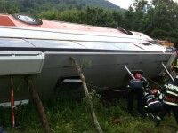 Primele imagini cu autocarul rasturnat in Brasov: 12 persoane au fost ranite. Cauzele producerii accidentului