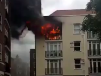 Incendiu la un bloc cu trei etaje din estul Londrei. Un barbat a fost ranit, acoperisul a fost distrus complet. VIDEO