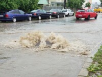 Străzile din Alba Iulia, inundate după o ploaie torențială. VIDEO