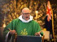 Un preot a primit, din greșeală, un mesaj intim. Cum i-a răspuns expeditorului. FOTO