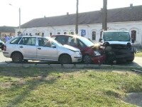 Accident cu 2 maşini şi un microbuz, în Pecica