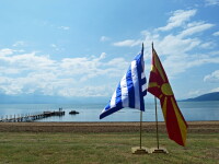 Steagurile Greciei și Macedoniei, împreună pe malul lacului Prespes