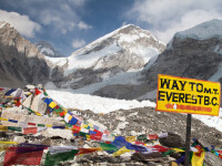 Muntele Everest, plin de deșeuri. Câte tone au fost strânse în doar 2 luni