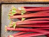 Ce trebuie să știi despre rubarbă înainte de a o folosi în bucătărie