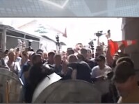 Viceprimar, aruncat într-un tomberon de gunoi de protestatarii nervoși. VIDEO