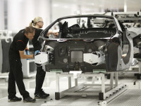 Angajaţii unei uzine vor să intre în grevă, după ce au primit bonus câte un baton de ciocolată de 1.35 lei