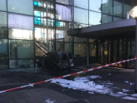 Un camion a intrat în fațada sediului conducerii unui ziar din Amsterdam și a luat foc
