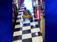 Reacţia unei femei care fura dintr-un magazin de haine când a văzut că e filmată