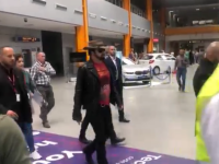 Nicolas Cage a ajuns la Cluj. Actorul a cerut să fie preluat de pe pistă, dar a fost refuzat