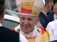 Papa Francisc a purtat veșminte create de un designer român, la slujba de la Șumuleu